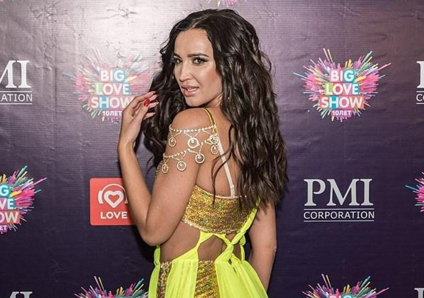 Ольга Бузова с новой прической появилась в Большом театре