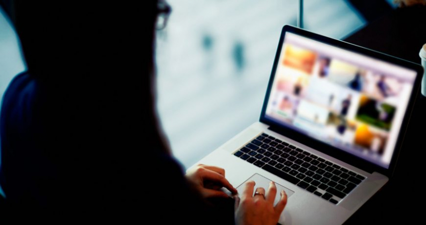 Что будет за пересылку чужих фото и оскорбления пользователей в Сети интернет