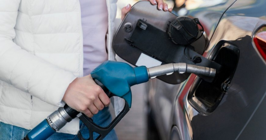 Почему бак бензина нельзя наливать до «отказа»: отвечает эксперт