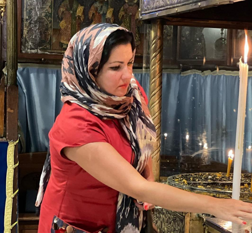 Облаченная в алое платье Анна Нетребко посетила храм в Палестине