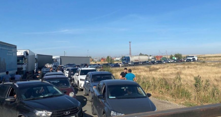 Сколько денег с собой берут россияне, которые уехали в соседние страны