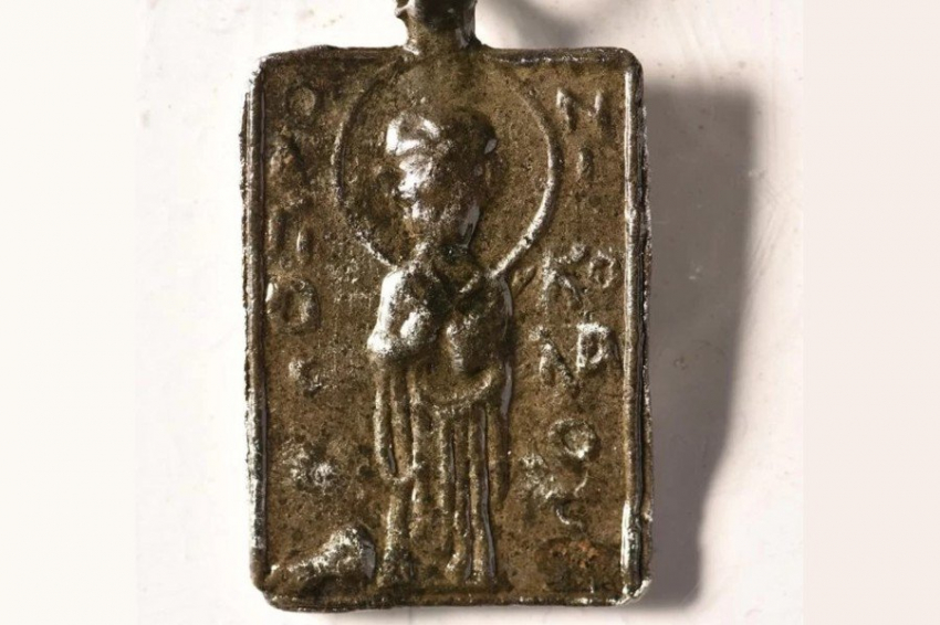 В затопленной базилике найдена подвеска со Св. Николаем, возрастом 1500 лет