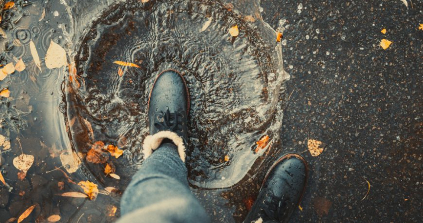 Не заболеть дождливой осенью: способы экстренного согревания, если промокли ноги