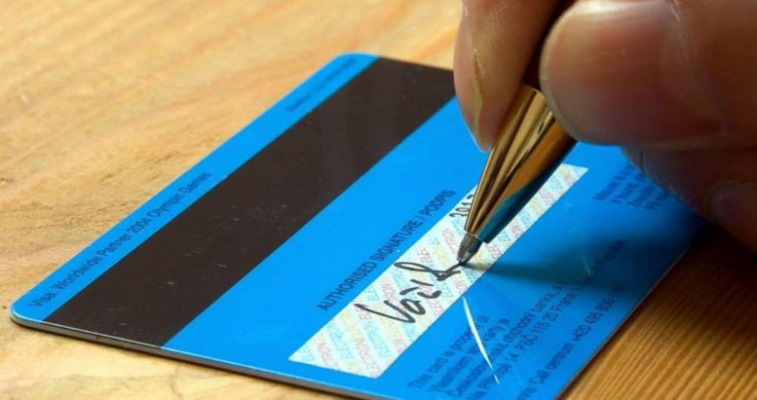 Нужно ли гражданам Российской Федерации расписываться на банковской карте