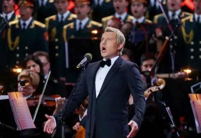 Блогер Суворкин считает круасаны причиной «болезни» опухшего Баскова