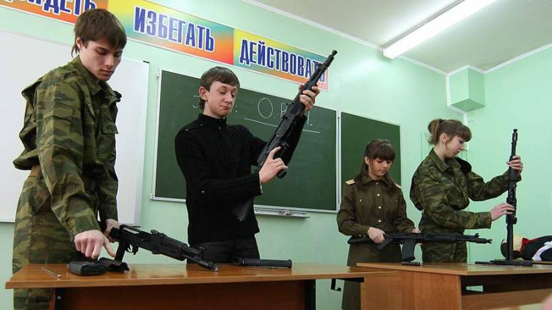 В школах России могут ввести военную подготовку, — глава Минпросвещения РФ