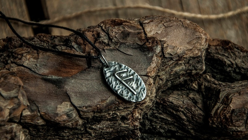 Какой ритуал превратит любимое украшение в мощный оберег от зла и врагов