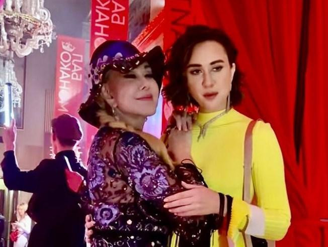 Дочь Успенской со скованными цепями руками снялась в клипе о наркозависимости