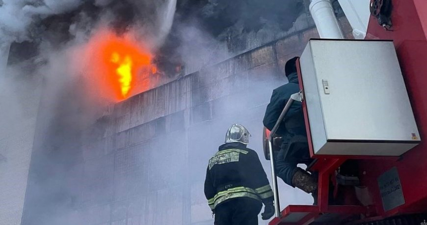 На одном из предприятий Барнаула вспыхнул пожар: в тушении задействованы более 100 человек