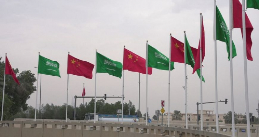 Китай продолжает обсуждать с Саудовской Аравией переход на юани в расчетах за нефть