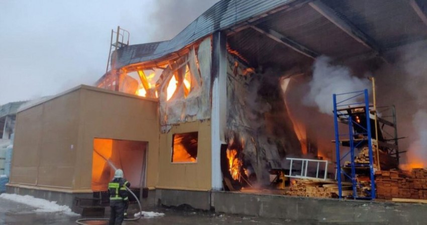 В Балашихе вспыхнул пожар в местном торговом центре: что известно к этому часу