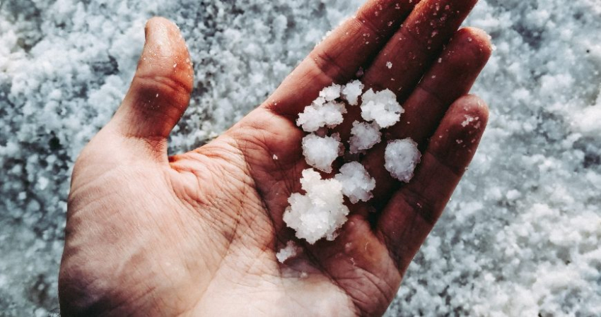 Безопасность превыше всего: чем посыпать порог и дорожки от льда