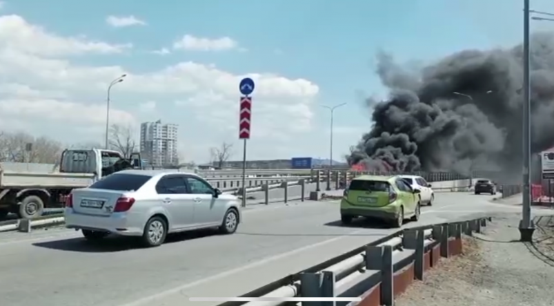 Чёрный дым было видно издали: автомобиль сгорел на трассе Владивосток-Уссурийск