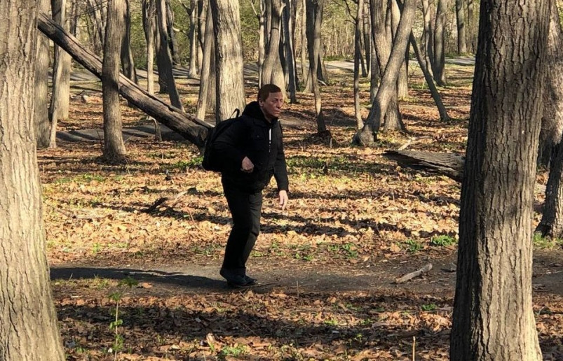 “Злодей” с пистолетом пугает посетителей Минного городка во Владивостоке