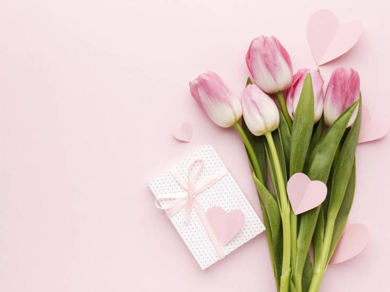 Поздравить дочь с праздником 25 апреля можно стихами, которые поднимут ей настроение и заставят улыбнуться