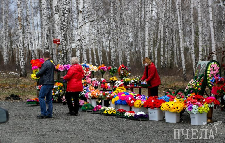 В Челябинске закроют въезд на кладбища в родительский день