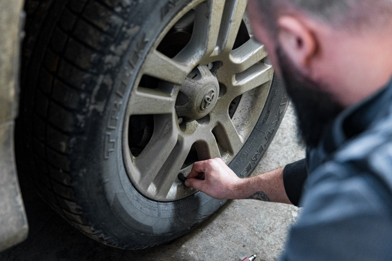 Автоэксперт Шумский предупредил водителей о штрафе за зимнюю резину в теплое время