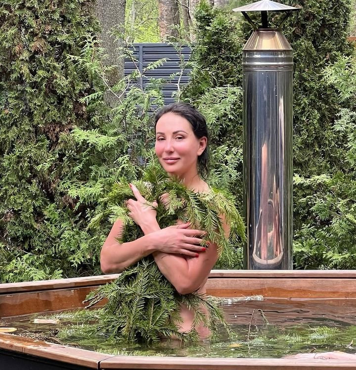 Актриса РФ Алика Смехова опубликовала фотографию без одежды и макияжа в 55 лет