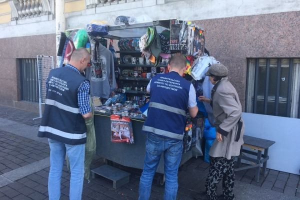 Неэффективная борьба Смольного с незаконной торговлей в Петербурге не избавляет город от новых ларьков