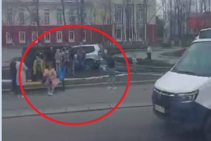 Джип на полном ходу влетел в остановку с людьми в Приморье – есть жертвы