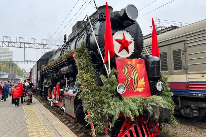 Во Владивостоке торжественно встретили ретро-поезд под паровозной тягой “Победа”