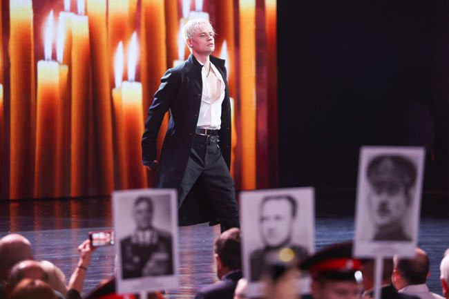 Певец РФ SHAMAN вышел на сцену в Кремле без кожаных брюк