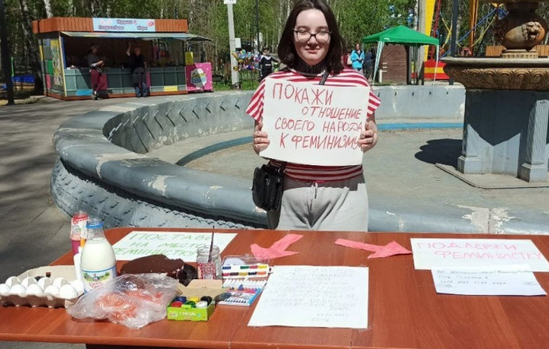 В челябинском парке прохожие облили феминистку клеем, молоком и киселём