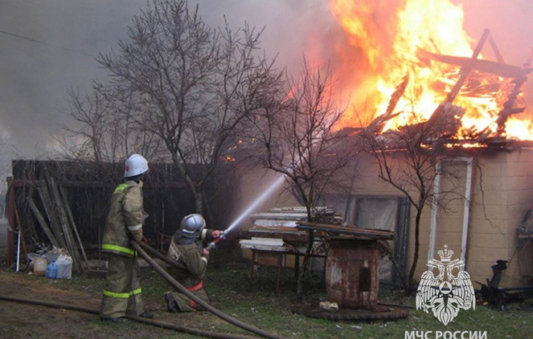 В челябинском селе при пожаре в частном доме погибли два человека