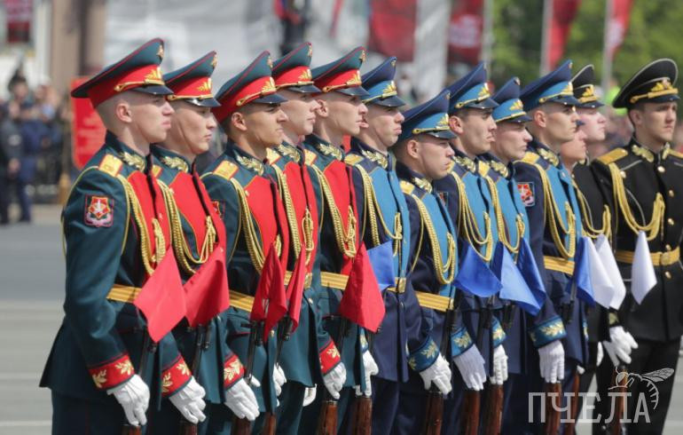 Больше двух тысяч участников вышли на парад в День Победы в Челябинске