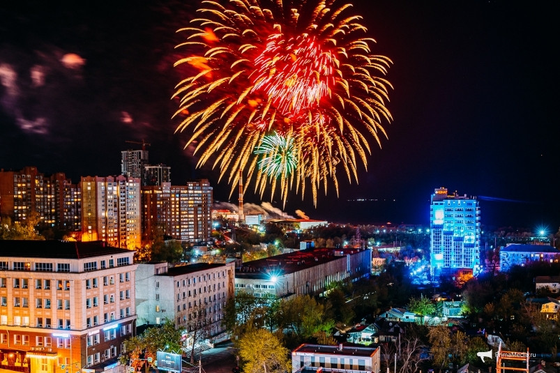 День Победы во Владивостоке завершился праздничным салютом (видео)