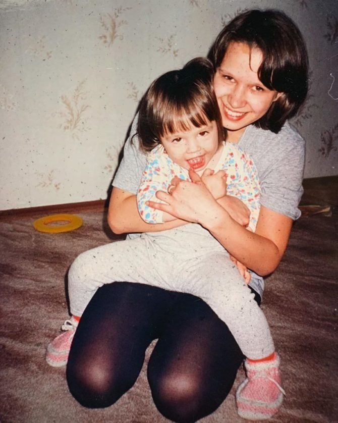 Певица Инстасамка продемонстрировала свое фото в детстве до пластики