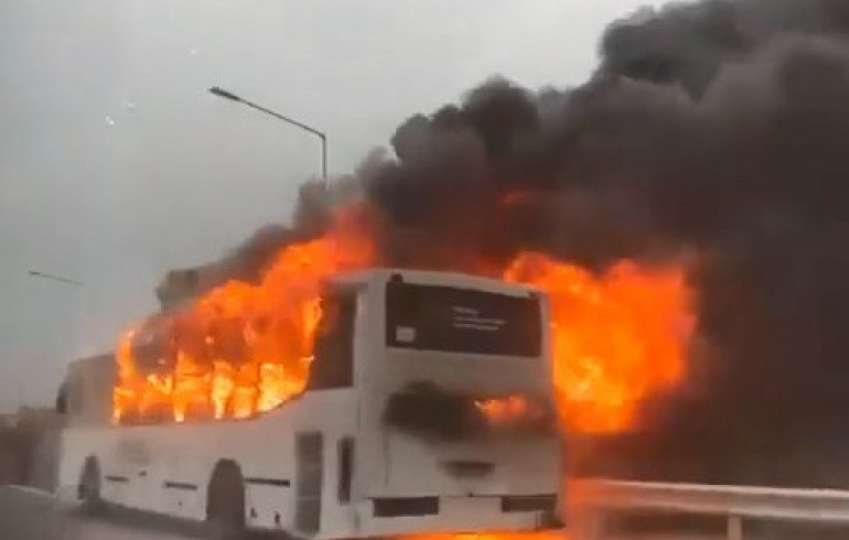 На трассе под Челябинском загорелся автобус