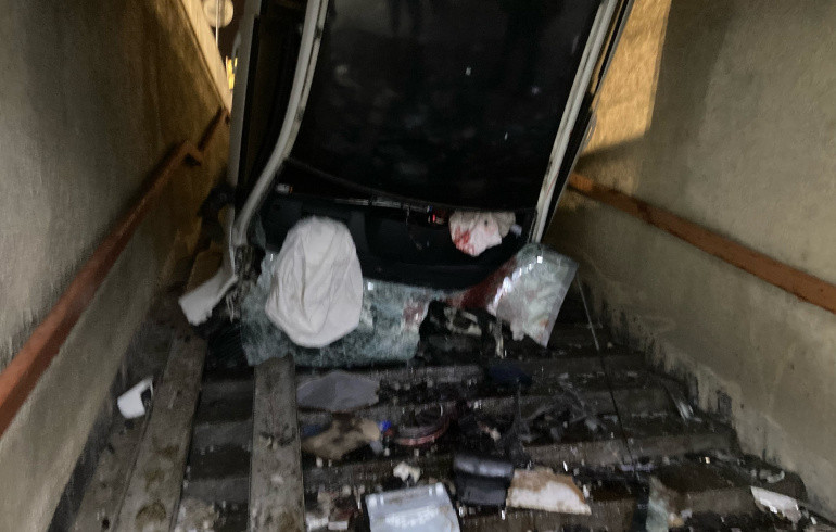 В Челябинске Mercedes на полном ходу улетел в подземный переход