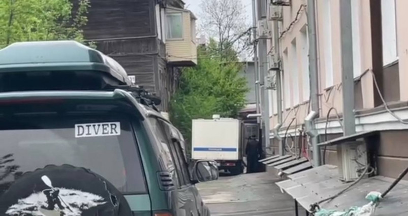 Депутата Анну Алеко выводят из Ленинского суда Владивостока (видео)