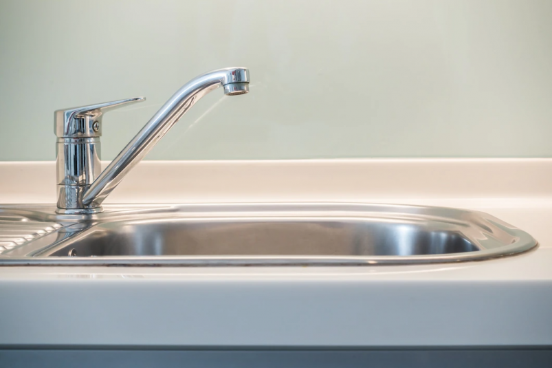 Новые отключения воды сейчас стартовали во Владивостоке. Адреса