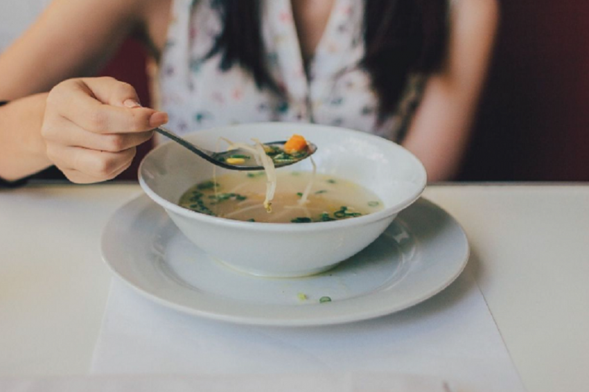 Гастроэнтеролог Кашух порекомендовала людям с заболеваниями ЖКТ не есть супы на мясном бульоне