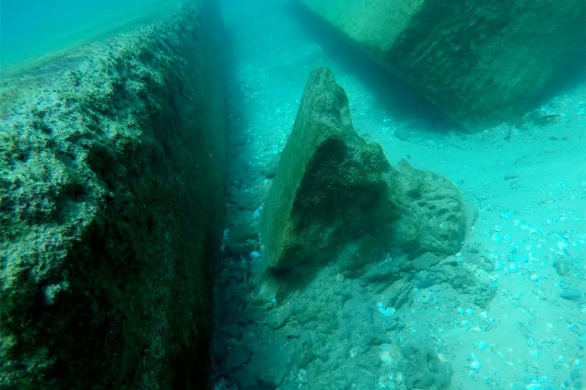 Штормы обнажили 1800-летние мраморные колонны на месте кораблекрушения в Израиле