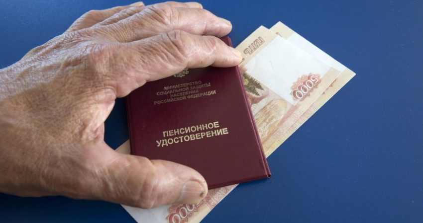 Покинувшим Россию пенсионерам могут приостановить выплату пенсий