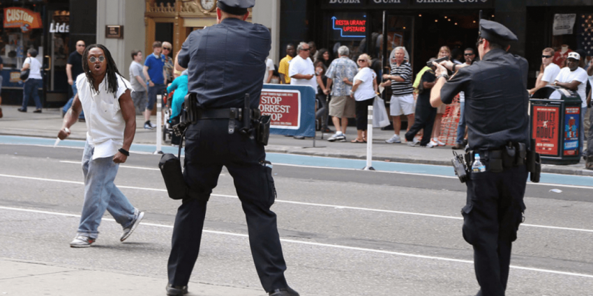 Во время пандемии насилие с применением огнестрельного оружия в США выросло на 30%, а семьи оказались на линии огня