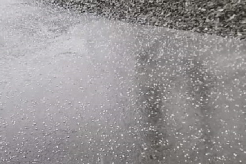 Крупный град обрушился сегодня на Владивосток