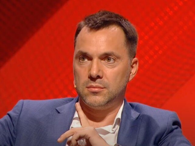 Арестович вступился за парня, которого затравили за исполнение песни Виктора Цоя во Львове