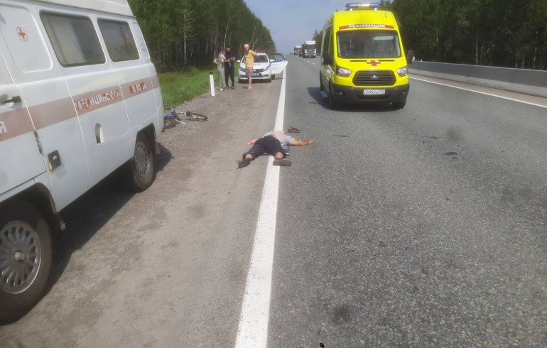 На трассе М-5 в Челябинской области водитель BMW сбил пожилого велосипедиста