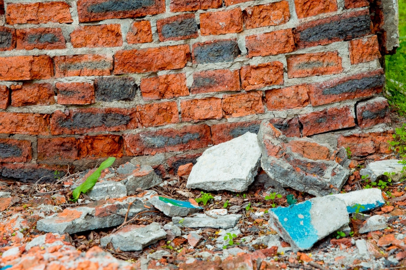 Бетонный блок обрушился на женщину во дворе дома во Владивостоке