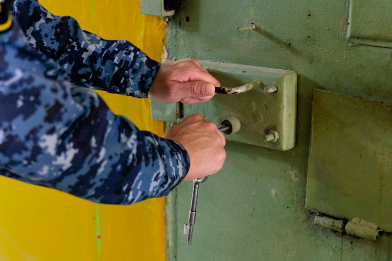 Женщине из Приморья, воткнувшей нож в спину мужчины в магазине, грозит до двух лет колонии