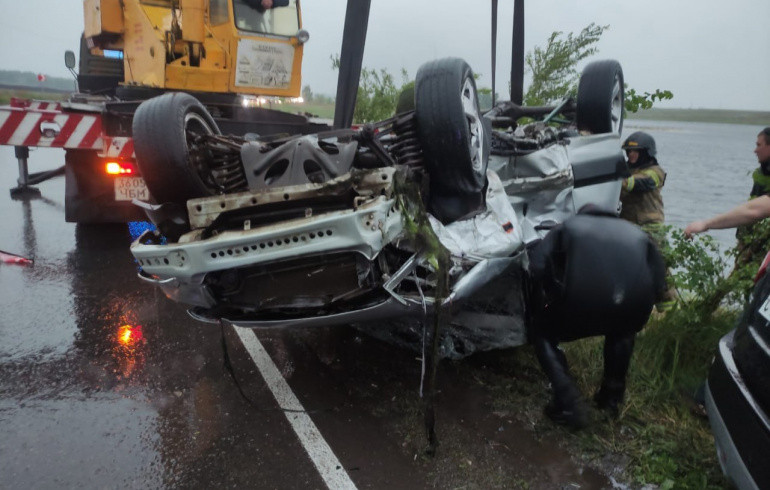 В Копейске автомобиль после лобового столкновения улетел в водоём, водитель погиб