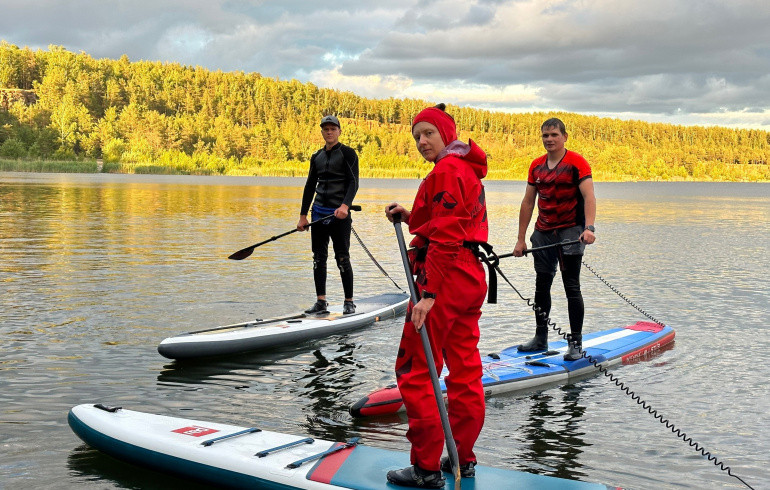 Всех желающих пригласили на открытый чемпионат по сапборду на Изумрудном карьере