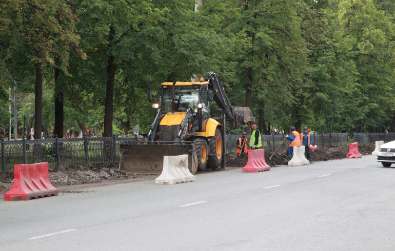 На трёх улицах Металлургического района стартовал ремонт дорог