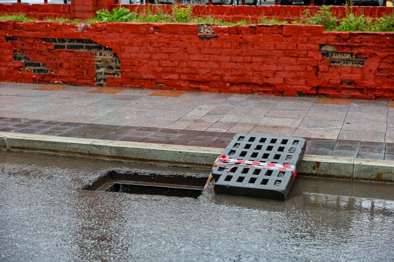 Женщину сбил мощный поток воды в затопленном Владивостоке