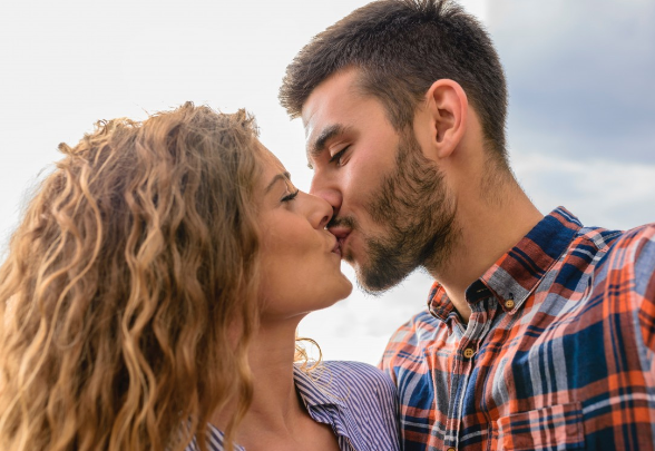 «Известия» назвали болезни, которые передаются со слюной при поцелуе