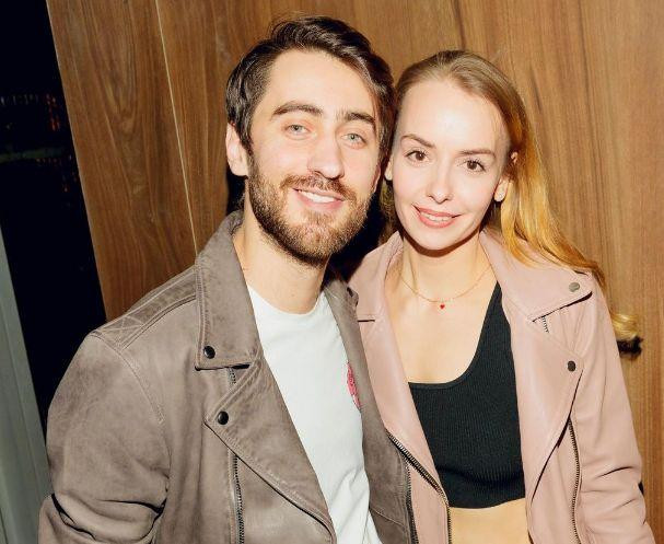 Лиза Климова впервые после родов появилась на премьере сериала «Райцентр» вместе с мужем Дмитрием Чеботаревым